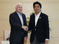 マケイン米上院議員による安倍総理表敬(1)