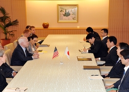 マケイン米上院議員による岸田外務大臣表敬(2)