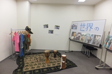 【民族衣装や太鼓】