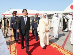 ハリーファ首相による出迎えを受ける安倍総理<br>(写真提供:内閣広報室)