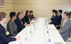 ローラバッカー米下院外交委欧州・ユーラシア・新脅威小委員長一行による安倍総理表敬(2)