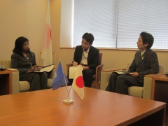 城内外務大臣政務官とアミーラ・ハク国連フィールド支援担当事務次長（フィールド支援局長）との会談(1)