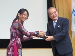 鈴木副大臣による感謝状授与の様子