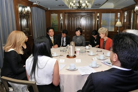 活躍する米国人女性との懇談<br>(写真提供:内閣広報室)