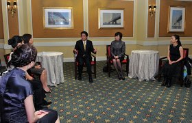 活躍する日本人女性との懇談<br>(写真提供:内閣広報室)