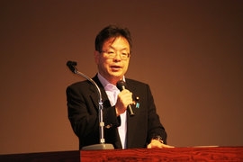 歓迎の挨拶をする世耕内閣官房副長官