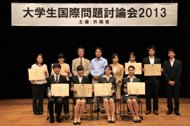 受賞後,審査委員との記念撮影