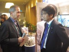 GAVIアライアンス事務局よりインタビューを受ける木原政務官