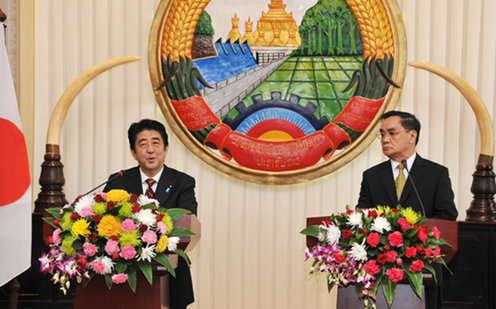 共同記者発表(ラオス)<br>(写真提供:内閣広報室)