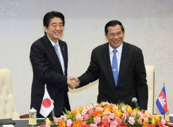 フン・セン・カンボジア首相と<br>(写真提供:内閣広報室)