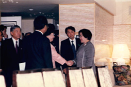 メガワティ大統領が握手をしている様子