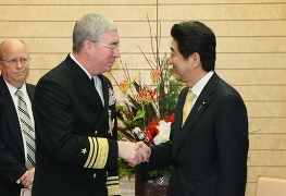 互いに向き合い握手を交わす安倍晋三内閣総理大臣とミラー米中央海軍司令官