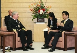ミラー米中央海軍司令官による安倍総理表敬の様子