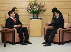 意見交換するルビオ上院議員と安倍総理