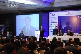 先端技術セッションでインドの企業関係者の前で講演する安倍総理大臣