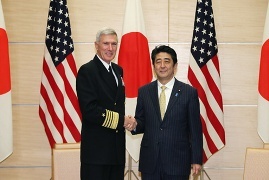 握手を交わすロックリア司令官と安倍総理