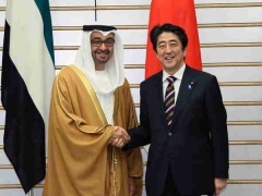 ムハンマド皇太子殿下と握手する安倍総理