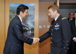 岸外務副大臣とドゥ・ルージェ欧州連合(EU)軍事委員会常任議長との会談(1)