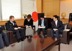 岸外務副大臣とドゥ・ルージェ欧州連合(EU)軍事委員会常任議長との会談(2)