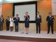 来賓国会議員一同と小渕JICA議連事務局長による乾杯