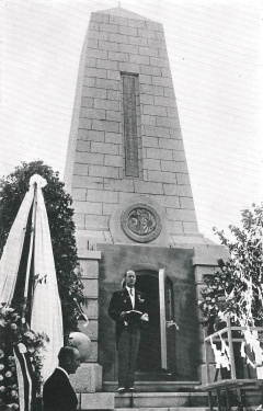(写真)トルコ共和国建立の慰霊碑前で挨拶するゲレデ在日トルコ大使(1937年6月3日) 出典:『土耳其国軍艦エルトグルル号』