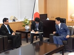 岸外務副大臣とアフマディ・アフガニスタン外務副大臣との会談の様子