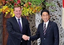 握手をする両外相