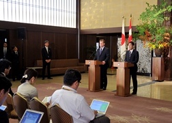 共同記者会見をする両外相