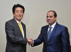 エルシーシ・エジプト大統領と握手する安倍総理大臣