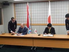 城内外務副大臣とルクセンブルク副首相兼経済大臣1