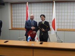 城内外務副大臣とルクセンブルク副首相兼経済大臣2