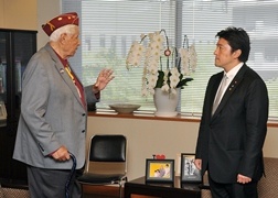 米国人元戦争捕虜一行による中山外務副大臣表敬1