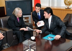 故フォーリー元駐日米国大使夫人の中山外務副大臣表敬2