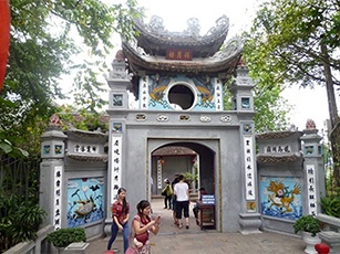 ハノイのホアンキエム湖にある寺院