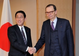 (写真)シュヴァイツァー特別代表による岸田大臣表敬1