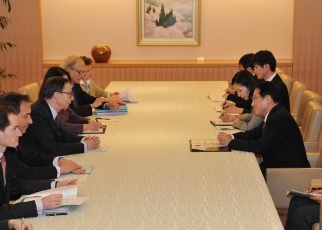(写真)シュヴァイツァー特別代表による岸田大臣表敬2