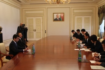 （写真2）麻生副総理とアリエフ大統領
