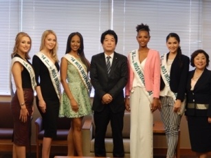 (写真)2014ミス・インターナショナル世界大会上位入賞者による薗浦外務大臣政務官表敬