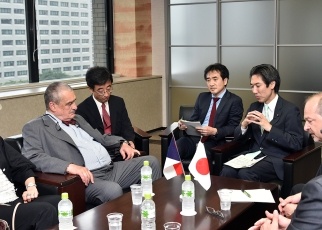 (写真)チェコ議会下院外交委員会一行による城内副大臣表敬