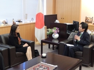 (写真1)本田桂子多数国間投資保証機関(MIGA)長官による城内外務副大臣表敬