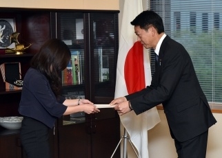 ウクライナ地方選挙の監視要員に対する委嘱状交付3