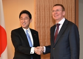 日・ラトビア外相会談1