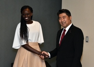 初代ミス南スーダンによる木原外務副大臣表敬1