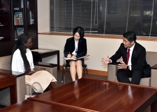 初代ミス南スーダンによる木原外務副大臣表敬2