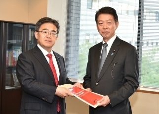 大村愛知県知事による武藤外務副大臣表敬1