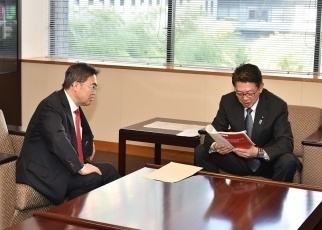 大村愛知県知事による武藤外務副大臣表敬2