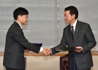北太平洋漁業委員会特権免除協定の署名2