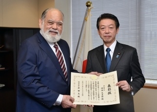 日米戦後70年に際する外務大臣表彰状授与式2