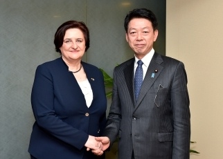 武藤外務副大臣とグロウジニエネ・リトアニア国会議長の会談1