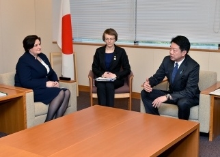 武藤外務副大臣とグロウジニエネ・リトアニア国会議長の会談2